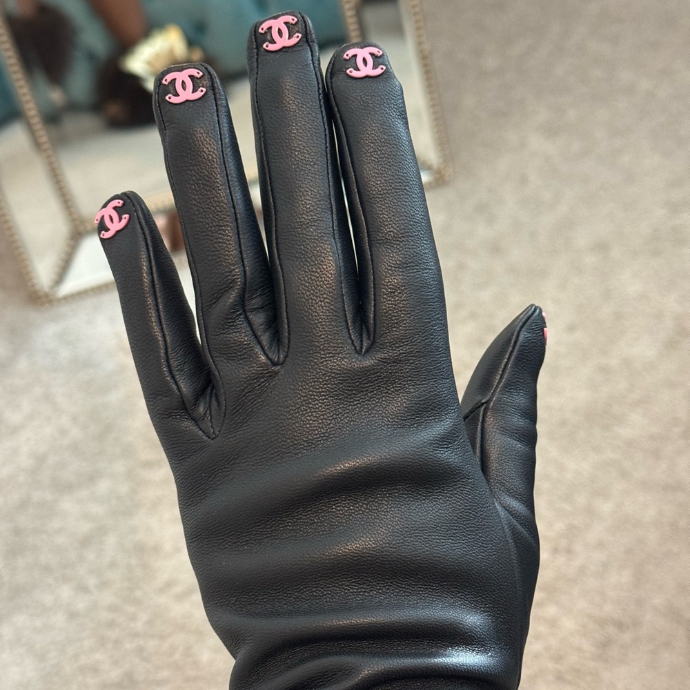 CHANEL CC Black leather Gloves with Pink Details - Picture 14 of 17